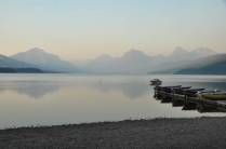 As calmas águas do Lake McDonald, maior lago do Glacier National Park, em Montana, nos Estados Unidos